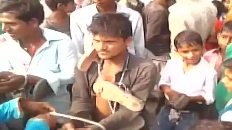 അന്യജാതിക്കാരിയെ പ്രേമിച്ച യുവാവിനെയും കുടുംബത്തെയും മര്ദിച്ച് ചെരിപ്പ്മാല അണിയിച്ചു അന്യജാതിക്കാരിയെ പ്രേമിച്ച യുവാവിനെയും കുടുംബത്തെയും മര്ദിച്ച് ചെരിപ്പ്മാല അണിയിച്ചു