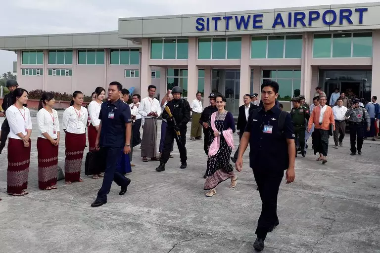 സൂചി മ്യാന്മറിലെ പ്രശ്ന ബാധിത പ്രദേശങ്ങള് സന്ദര്ശിച്ചു സൂചി മ്യാന്മറിലെ പ്രശ്ന ബാധിത പ്രദേശങ്ങള് സന്ദര്ശിച്ചു
