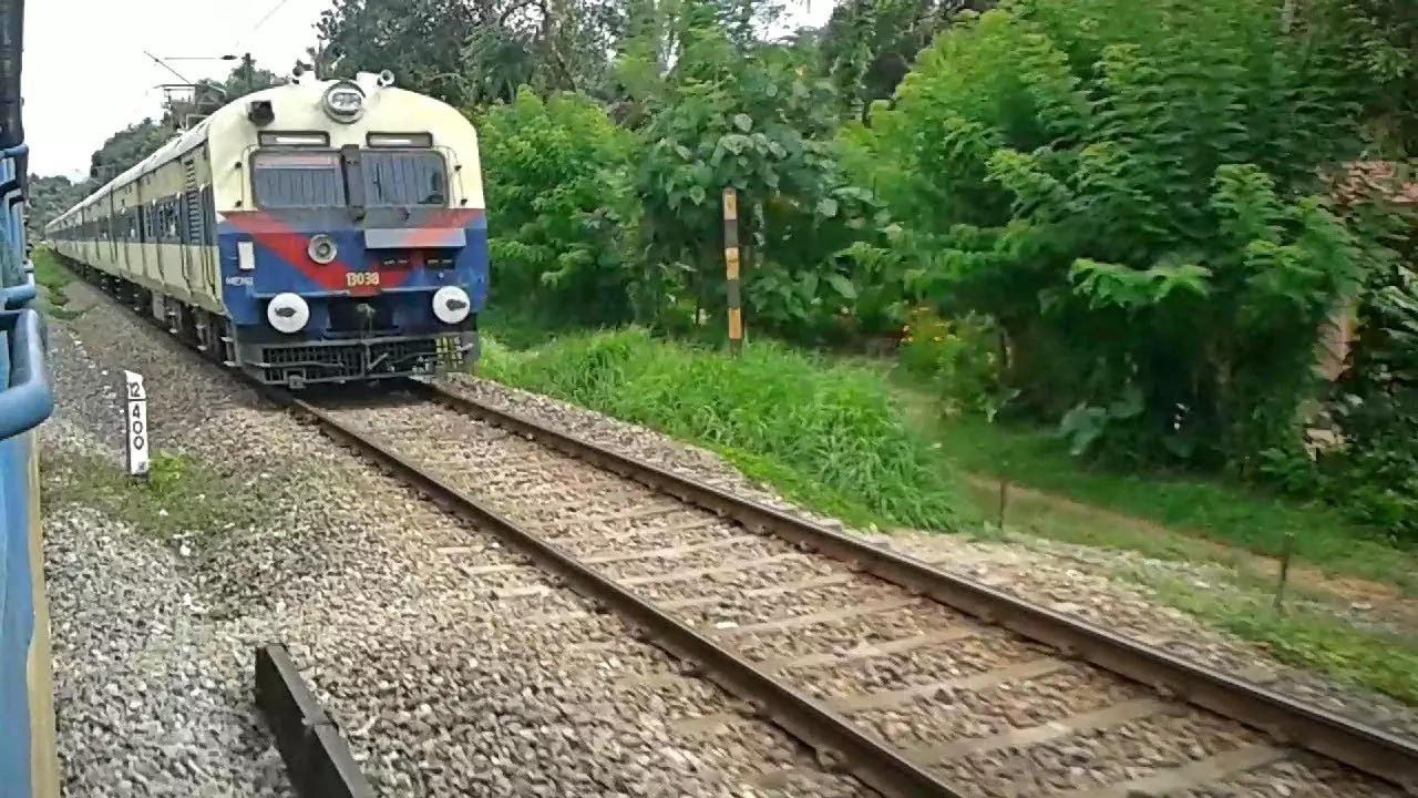 കൊല്ലം -എറണാകുളം മെമു പാളം തെറ്റി