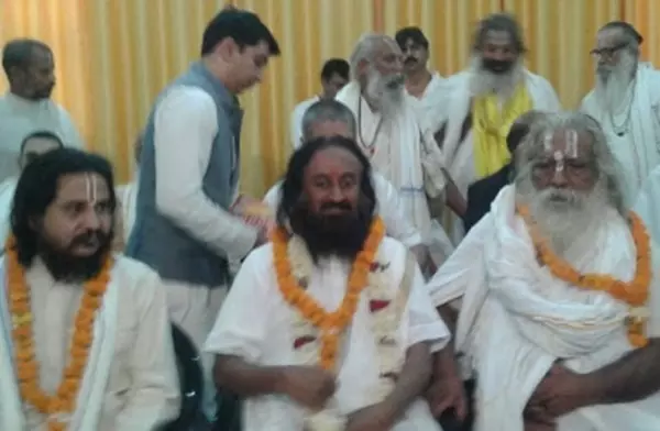 ശ്രീ ശ്രീയുടെ അയോധ്യാ സന്ദര്ശനം; സുന്നി വഖഫ് ബോര്ഡിന് 20 കോടി വാഗ്ദാനം ചെയ്തെന്ന് ആരോപണം ശ്രീ ശ്രീയുടെ അയോധ്യാ സന്ദര്ശനം; സുന്നി വഖഫ് ബോര്ഡിന് 20 കോടി വാഗ്ദാനം ചെയ്തെന്ന് ആരോപണം