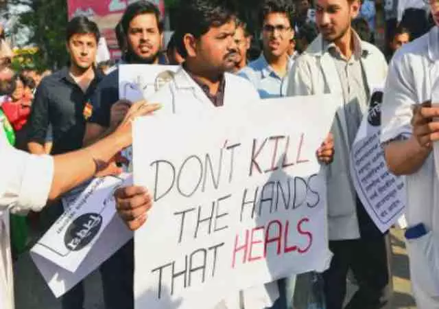 പട്നയില് ഡോക്ടര്മാരുടെ സമരം; 15 രോഗികള് മരിച്ചു പട്നയില് ഡോക്ടര്മാരുടെ സമരം; 15 രോഗികള് മരിച്ചു