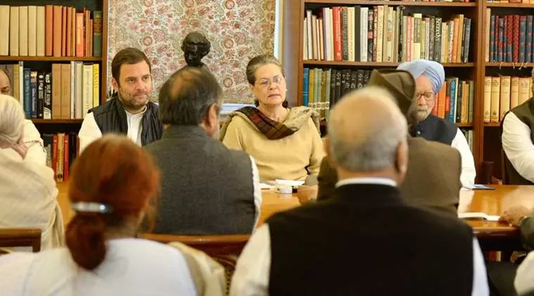 മോദിക്ക് പാര്‍ലമെന്‍റിനെ ഭയം, ഗുജറാത്തില്‍ തിരിച്ചടി പേടിച്ച് സമ്മേളനം വൈകിപ്പിക്കുന്നു: സോണിയ