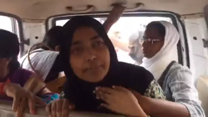 ഹാദിയ നാളെ സുപ്രീംകോടതിയില് ഹാജരാകും; കേരളഹൌസില് കനത്ത സുരക്ഷ ഹാദിയ നാളെ സുപ്രീംകോടതിയില് ഹാജരാകും; കേരളഹൌസില് കനത്ത സുരക്ഷ