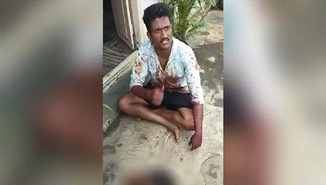 അമ്മയോട് മോശമായി പെരുമാറി: സുഹൃത്തിന്റെ അറുത്ത തലയുമായി യുവാവ് പൊലീസ് സ്റ്റേഷനില്‍ 