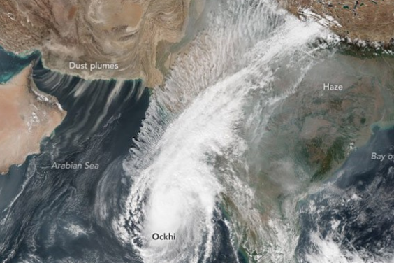 കേരളത്തിലും തമിഴ്‌നാട്ടിലും നാശം വിതച്ച ഓഖി ഡല്‍ഹിക്കും മുംബൈക്കും അനുഗ്രഹമായി