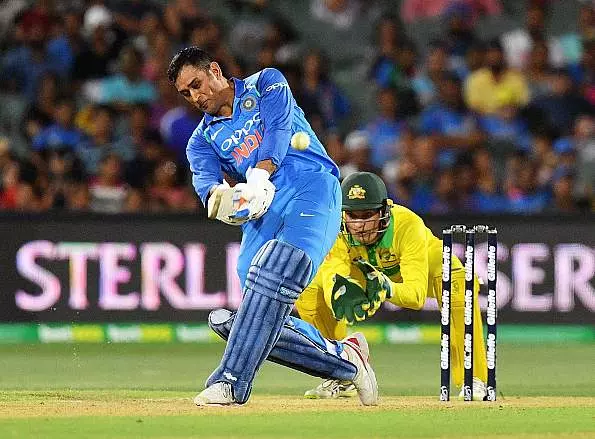 ആരാധകര്‍ ധോണിയുടെ ഇന്നിങ്‌സിനെ ആഘോഷമാക്കിയത് ഇങ്ങനെ 