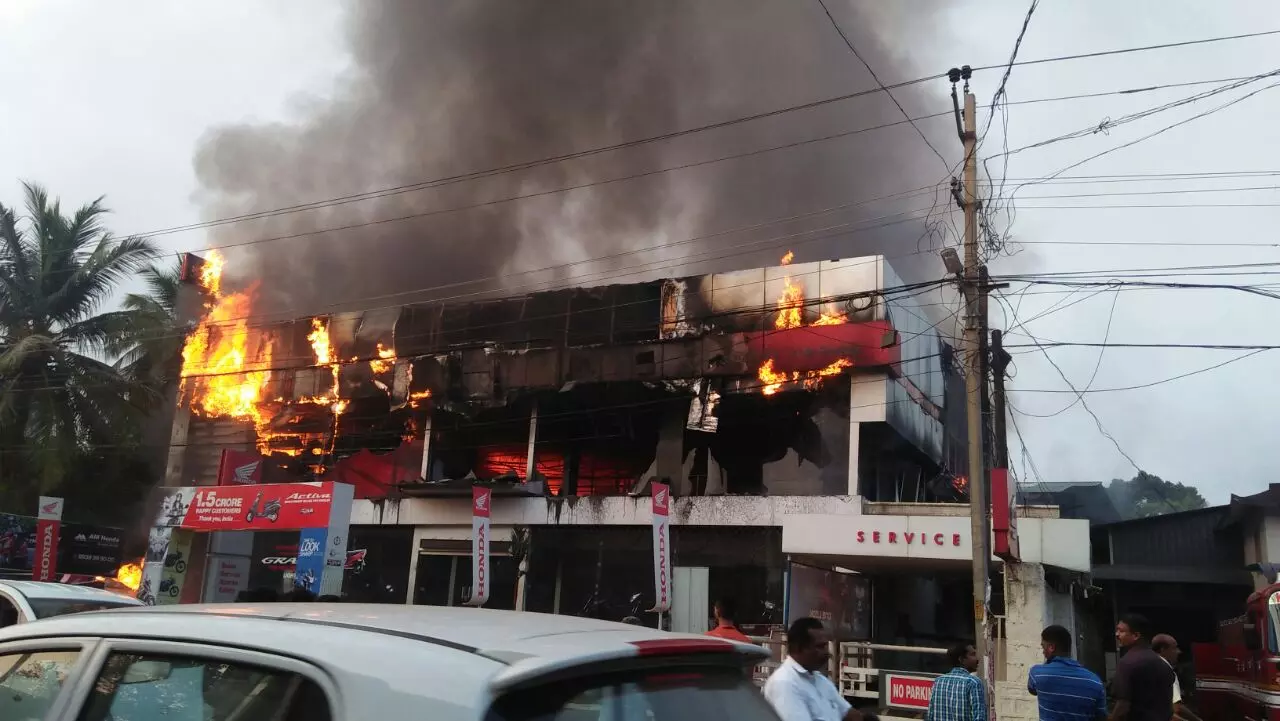 മലപ്പുറത്ത് ഹോണ്ട ഷോറൂമില്‍ വന്‍ തീപിടുത്തം; 18 വാഹനങ്ങള്‍ കത്തിനശിച്ചു