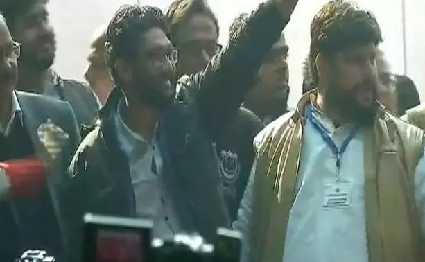 അനാവശ്യ വിവാദങ്ങളിലൂടെ അടിസ്ഥാന പ്രശ്‌നങ്ങള്‍ മറച്ചുവെക്കാനാണ് ബിജെപി ശ്രമമെന്ന് ജിഗ്നേഷ് മേവാനി