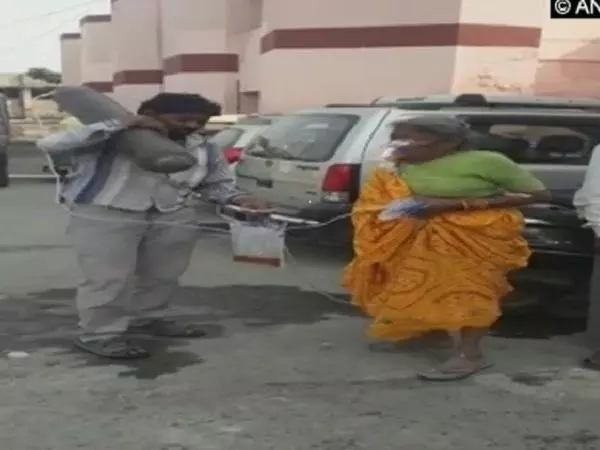 ആംബുലന്സെത്തിയില്ല, രോഗിയായ അമ്മയുടെ ഓക്സിജന് സിലിണ്ടര് ചുമന്ന് യുവാവ് ആംബുലന്സെത്തിയില്ല, രോഗിയായ അമ്മയുടെ ഓക്സിജന് സിലിണ്ടര് ചുമന്ന് യുവാവ്