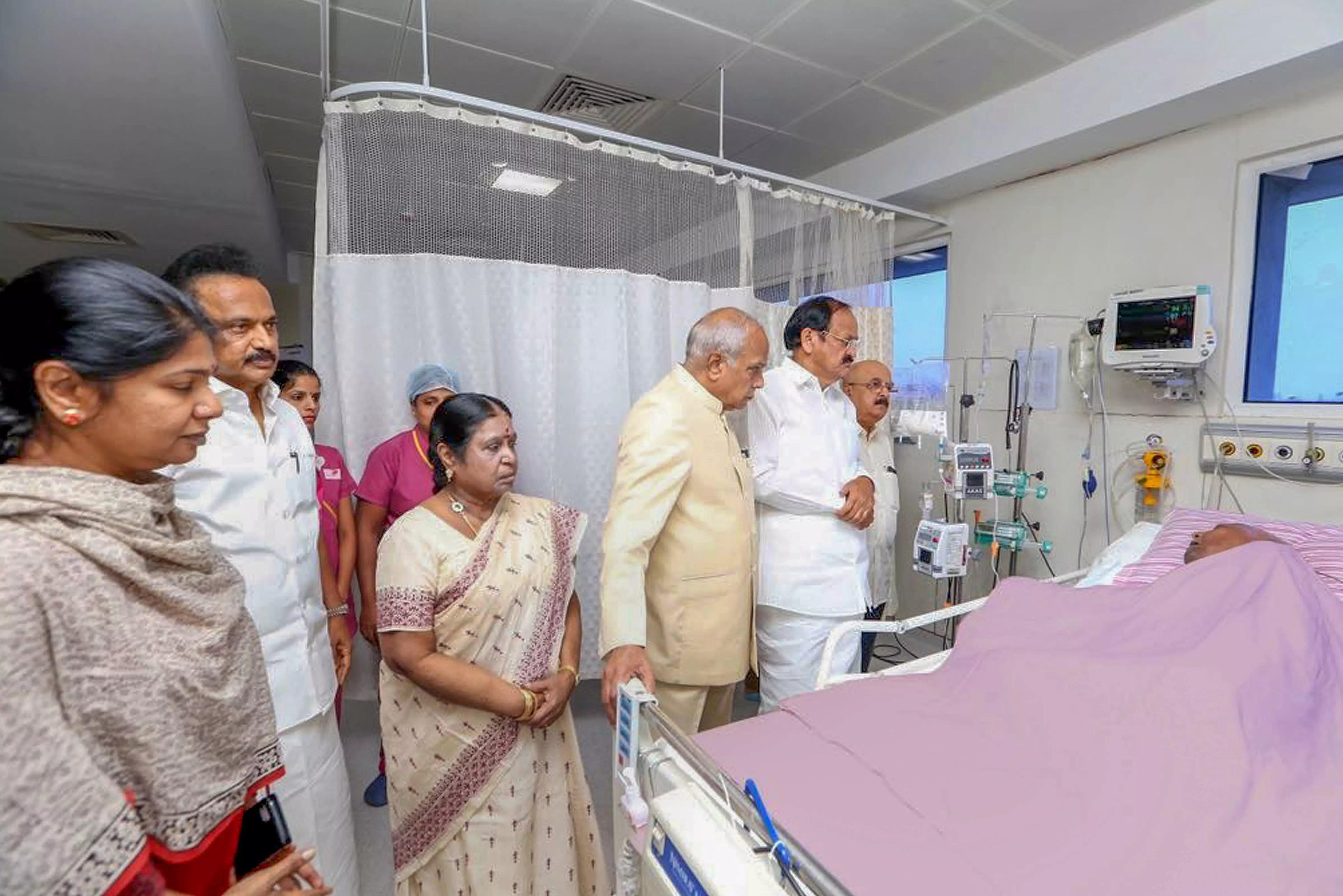 കരുണാനിധിയുടെ ആരോഗ്യനിലയില് നേരിയ പുരോഗതി കരുണാനിധിയുടെ ആരോഗ്യനിലയില് നേരിയ പുരോഗതി