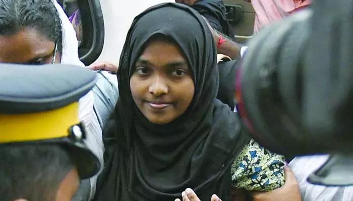 ഹാദിയ കേസ് സുപ്രീംകോടതി ചൊവ്വാഴ്ച പരിഗണിക്കും ഹാദിയ കേസ് സുപ്രീംകോടതി ചൊവ്വാഴ്ച പരിഗണിക്കും