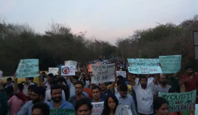 ജെഎന്യു പ്രൊഫസര്ക്കെതിരായ ലൈംഗിക ചൂഷണ പരാതി: അറസ്റ്റ് ആവശ്യപ്പെട്ട് വിദ്യാര്ഥി സമരം ജെഎന്യു പ്രൊഫസര്ക്കെതിരായ ലൈംഗിക ചൂഷണ പരാതി: അറസ്റ്റ് ആവശ്യപ്പെട്ട് വിദ്യാര്ഥി സമരം