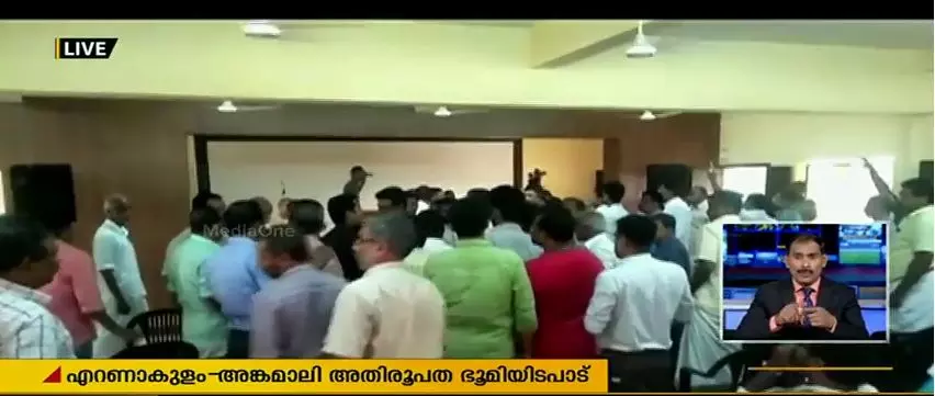 ഭൂമിയിടപാട്: കര്‍ദിനാളിനെതിരെ ഒരു വിഭാഗം വിശ്വാസികള്‍ വിളിച്ച യോഗത്തില്‍ സംഘര്‍ഷം