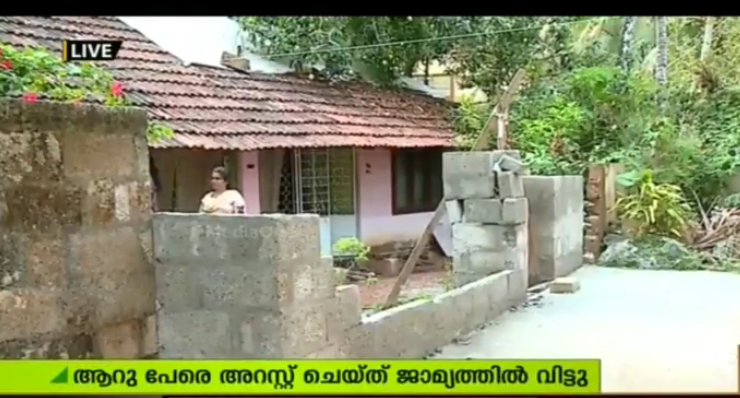 റോഡിന് സ്ഥലം നല്‍കിയില്ല; സ്ത്രീകള്‍ താമസിക്കുന്ന വീടിന്റെ ചുറ്റു മതില്‍ സ്ഥിരമായി ഇടിച്ചു തകര്‍ക്കുന്നതായി പരാതി