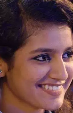 ഒന്നു കണ്ണിറുക്കി, സോഷ്യല്‍ മീഡിയ കൂടെപ്പോന്നു