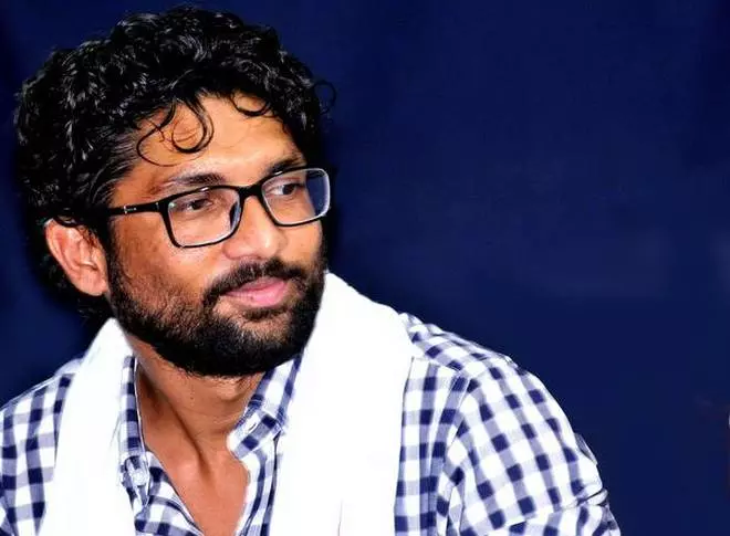 ജിഗ്നേഷ് മേവാനിയെ ഗുജറാത്ത് പൊലീസ് കാറില് നിന്ന് വലിച്ചിറക്കിക്കൊണ്ടുപോയി ജിഗ്നേഷ് മേവാനിയെ ഗുജറാത്ത് പൊലീസ് കാറില് നിന്ന് വലിച്ചിറക്കിക്കൊണ്ടുപോയി