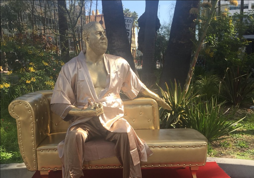 ലൈംഗികാതിക്രമങ്ങള്‍ക്കെതിരെ ഓസ്കര്‍ വേദിക്കരികില്‍ കാസ്റ്റിംങ് കൌച് പ്രതിമ