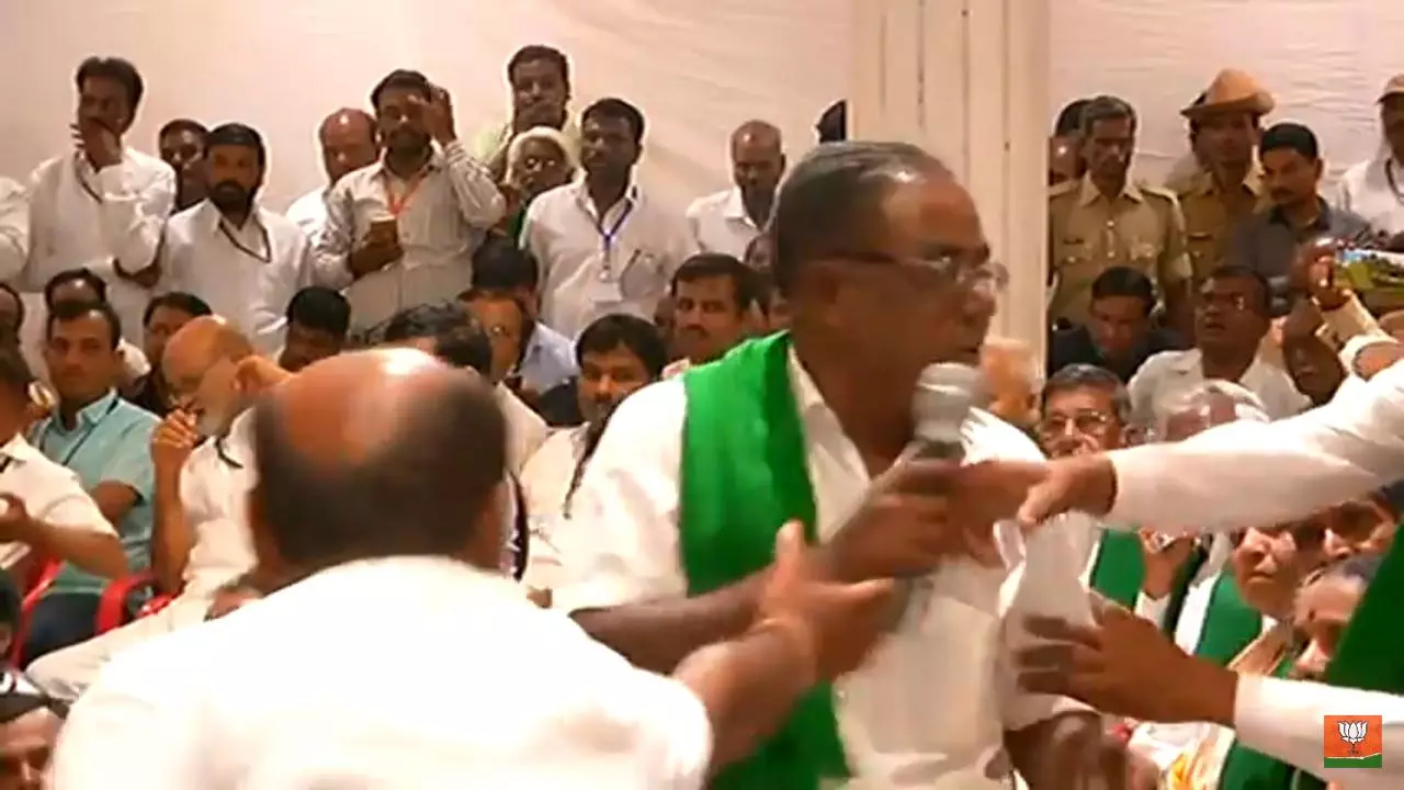 അമിത് ഷായ്ക്ക് ഉത്തരംമുട്ടി; ബിജെപി പ്രവര്‍ത്തകര്‍ കര്‍ഷകനില്‍ നിന്ന് മൈക്ക് പിടിച്ചുവാങ്ങി