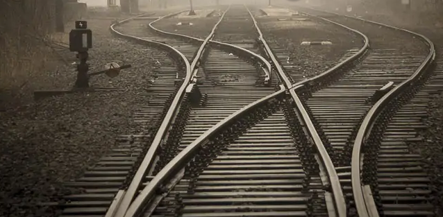 ആത്മഹത്യ ചെയ്യാനായി ട്രാക്കില്‍ കിടന്ന അമ്മയും കുഞ്ഞും അത്ഭുതകരമായി രക്ഷപ്പെട്ടു 