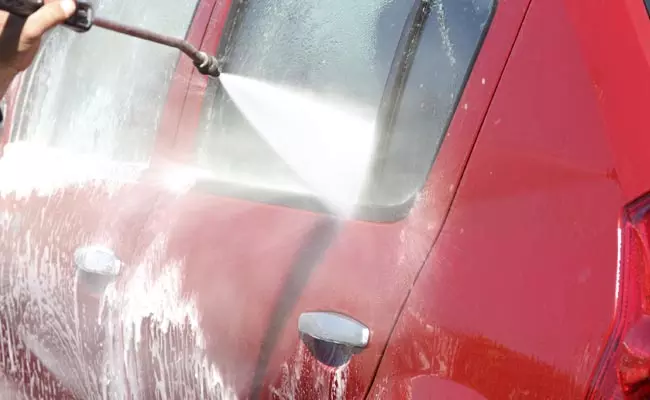 കാര്‍ കഴുകുകയോ ചെടിക്ക് വെള്ളം നനയ്ക്കുകയോ ചെയ്താല്‍ 2000 രൂപ പിഴ