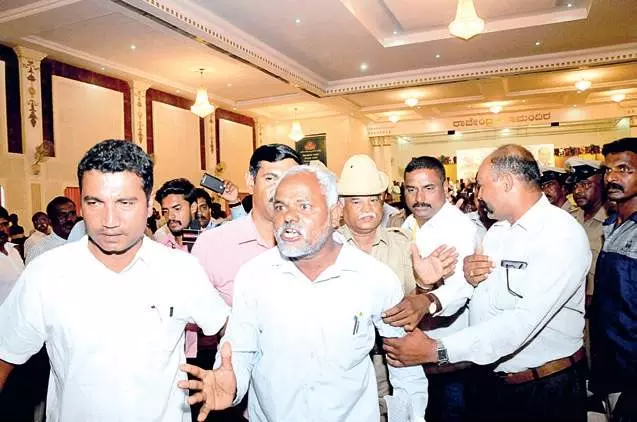 കര്‍ണാടകയില്‍ ബിജെപിക്ക് വീണ്ടും തലവേദന; അമിത് ഷായുടെ യോഗത്തില്‍ ദലിത് പ്രതിഷേധം