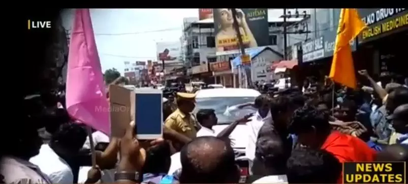 സുരേഷ് ഗോപി എംപിയെ ഹര്ത്താല് അനുകൂലികള് തടഞ്ഞു സുരേഷ് ഗോപി എംപിയെ ഹര്ത്താല് അനുകൂലികള് തടഞ്ഞു