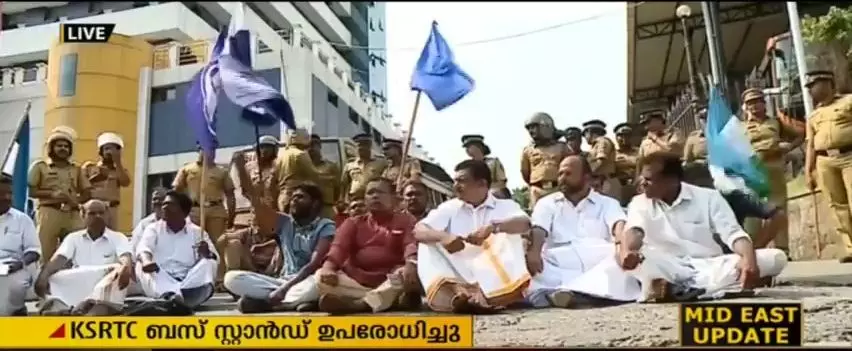 കോഴിക്കോട് കെഎസ്ആര്ടിസി സ്റ്റാന്റ് ഉപരോധിച്ചു കോഴിക്കോട് കെഎസ്ആര്ടിസി സ്റ്റാന്റ് ഉപരോധിച്ചു