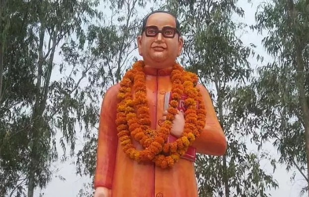 യുപിയില്‍ അംബേദ്കര്‍ പ്രതിമയ്ക്കും കാവി നിറം; പ്രതിഷേധവുമായി ജനങ്ങള്‍