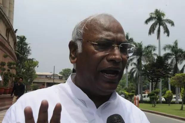 ലോക്പാല്; പ്രധാനമന്ത്രിക്ക് മല്ലികാര്ജുന് ഖാര്ഗെ വീണ്ടും കത്തയച്ചു ലോക്പാല്; പ്രധാനമന്ത്രിക്ക് മല്ലികാര്ജുന് ഖാര്ഗെ വീണ്ടും കത്തയച്ചു