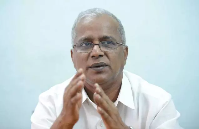 സെബാസ്റ്റ്യന്‍ പോളിനും ദിനേശ് മണിക്കുമെതിരെ പോസ്റ്ററും ലഘുലേഖയും