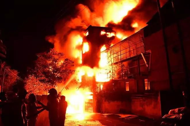 തിരുവനന്തപുരം തീപിടുത്തം നിയന്ത്രണവിധേയം; വിഷപ്പുക ശ്വസിച്ച് 2 പേര് ആശുപത്രിയില്, പ്രദേശത്തെ 2 കി.മീ ചുറ്റളവിലുള്ള സ്കൂളുകള്ക്ക് ഇന്ന് അവധി തിരുവനന്തപുരം തീപിടുത്തം നിയന്ത്രണവിധേയം; വിഷപ്പുക ശ്വസിച്ച് 2 പേര് ആശുപത്രിയില്, പ്രദേശത്തെ 2 കി.മീ ചുറ്റളവിലുള്ള സ്കൂളുകള്ക്ക് ഇന്ന് അവധി