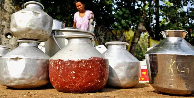 ചുറ്റും ഉപ്പുവെള്ളം; വൈപ്പിനില് കുടിവെള്ള ക്ഷാമം രൂക്ഷം ചുറ്റും ഉപ്പുവെള്ളം; വൈപ്പിനില് കുടിവെള്ള ക്ഷാമം രൂക്ഷം
