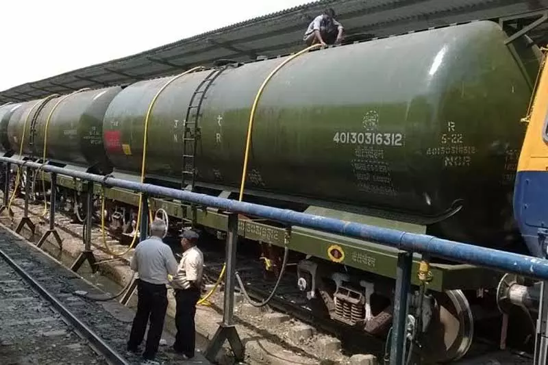 വരള്ച്ചയ്ക്ക് ആശ്വാസമായി ലത്തൂരില് കുടിവെള്ളവുമായി ട്രെയിന് വരള്ച്ചയ്ക്ക് ആശ്വാസമായി ലത്തൂരില് കുടിവെള്ളവുമായി ട്രെയിന്