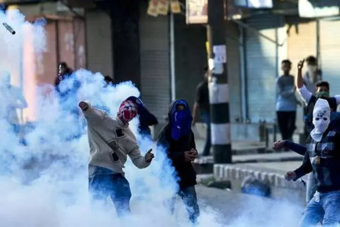 പ്രതിഷേധം: കശ്മീരില്‍ മൊബൈല്‍, ഇന്റര്‍നെറ്റ്, വൈദ്യുതി സംവിധാനങ്ങള്‍ റദ്ദാക്കി