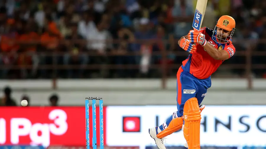 സിക്സറുകളില്ലാതെ വെടിക്കെട്ടിന് തിരികൊളുത്തി റെയ്നയും വാര്ണറും സിക്സറുകളില്ലാതെ വെടിക്കെട്ടിന് തിരികൊളുത്തി റെയ്നയും വാര്ണറും