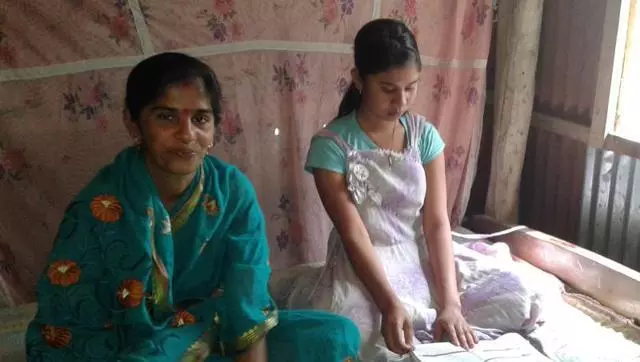 കഠിയ പ്രയത്നത്തിന്റെ കഥയുമായി ഒരമ്മ; മകള്ക്കൊപ്പം പത്താം ക്ലാസ് പരീക്ഷ, മകളേക്കാള് മാര്ക്കും കഠിയ പ്രയത്നത്തിന്റെ കഥയുമായി ഒരമ്മ; മകള്ക്കൊപ്പം പത്താം ക്ലാസ് പരീക്ഷ, മകളേക്കാള് മാര്ക്കും