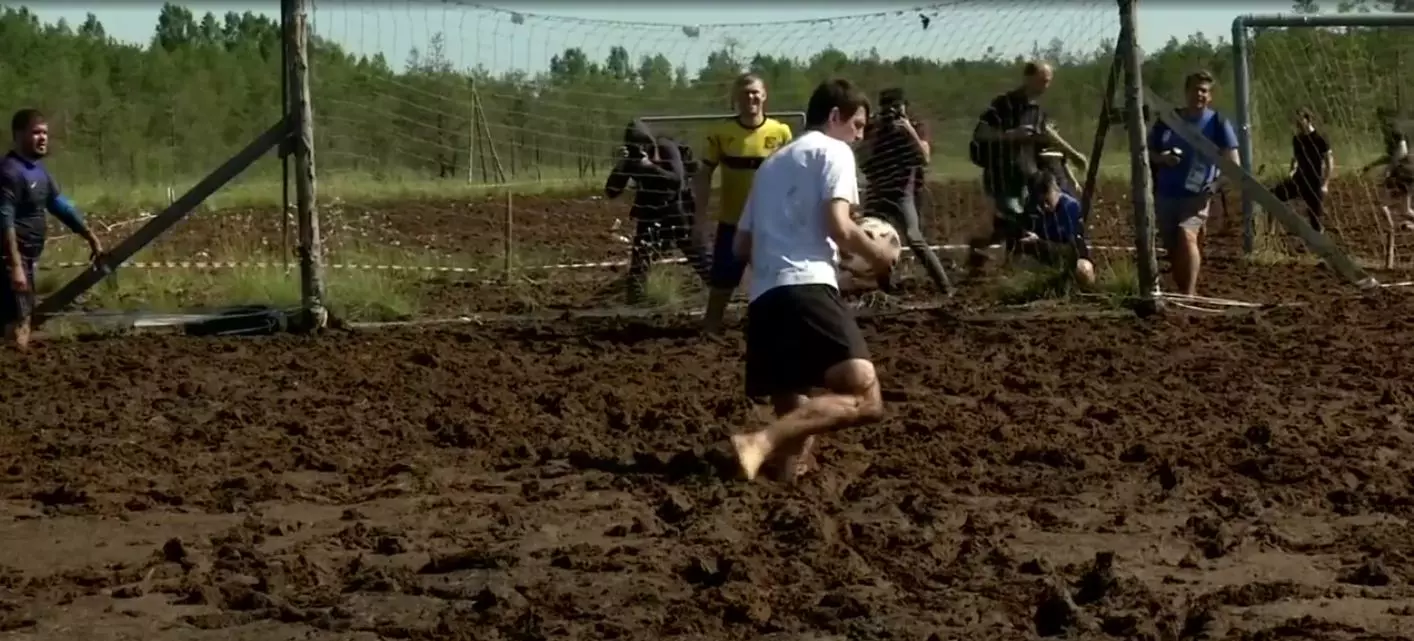 ഇത് റഷ്യയിലെ വെറൈറ്റി ഫുട്ബോള്‍ കളി...