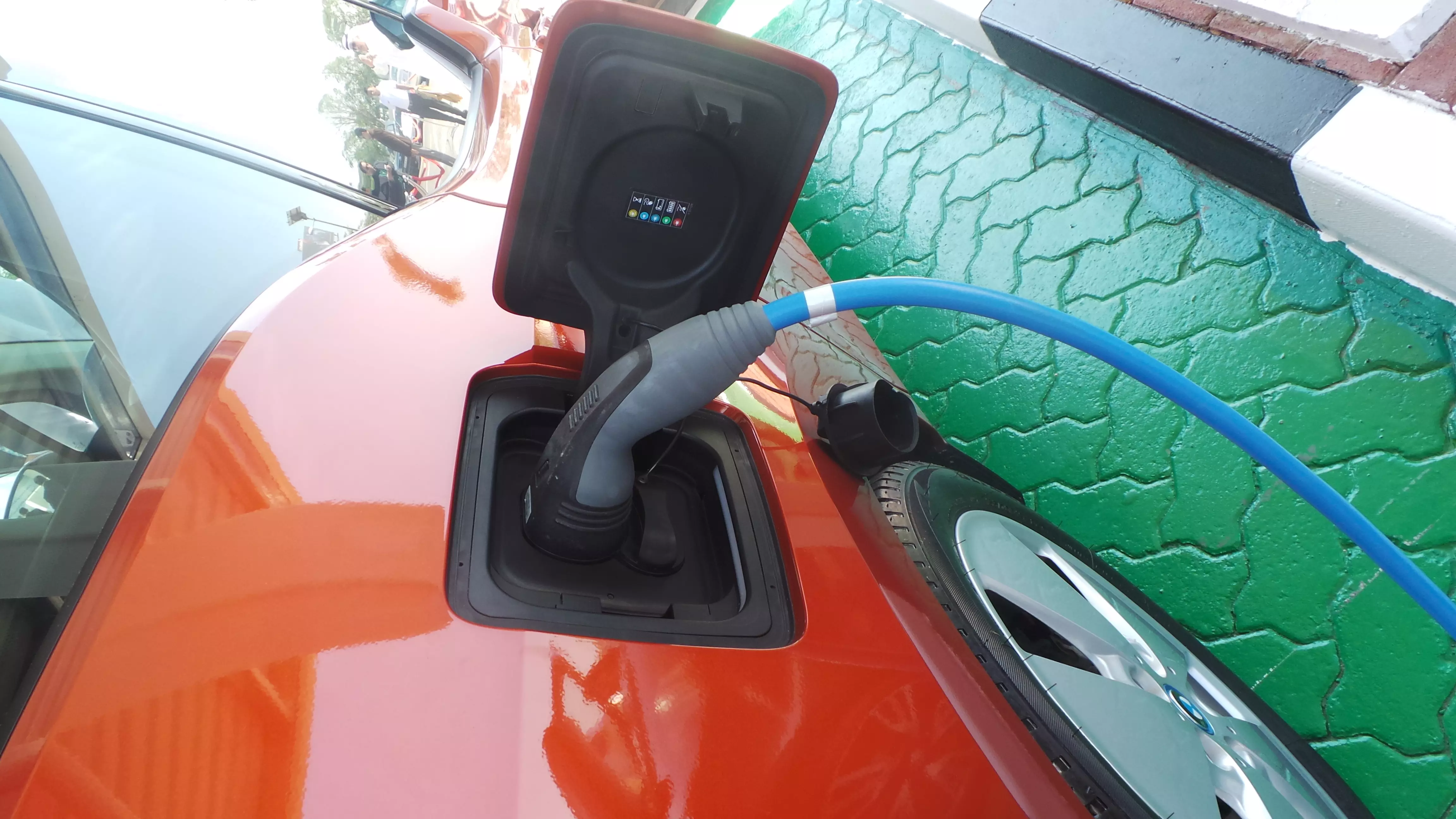 വൈദ്യുതിയില് പ്രവര്ത്തിക്കുന്ന വാഹനങ്ങള് റീചാര്ജ് ചെയ്യുന്നതിന് ദുബൈയില് നൂറ് കേന്ദ്രങ്ങള് കൂടി വൈദ്യുതിയില് പ്രവര്ത്തിക്കുന്ന വാഹനങ്ങള് റീചാര്ജ് ചെയ്യുന്നതിന് ദുബൈയില് നൂറ് കേന്ദ്രങ്ങള് കൂടി