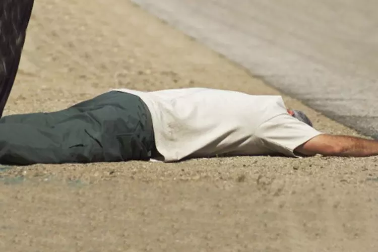 കാറുകള് ഉരഞ്ഞതിന് പൊരിവെയിലത്ത് യുവാക്കളുടെ ശിക്ഷ; സൂര്യാഘാതമേറ്റ് മധ്യവയസ്കന് മരിച്ചു കാറുകള് ഉരഞ്ഞതിന് പൊരിവെയിലത്ത് യുവാക്കളുടെ ശിക്ഷ; സൂര്യാഘാതമേറ്റ് മധ്യവയസ്കന് മരിച്ചു