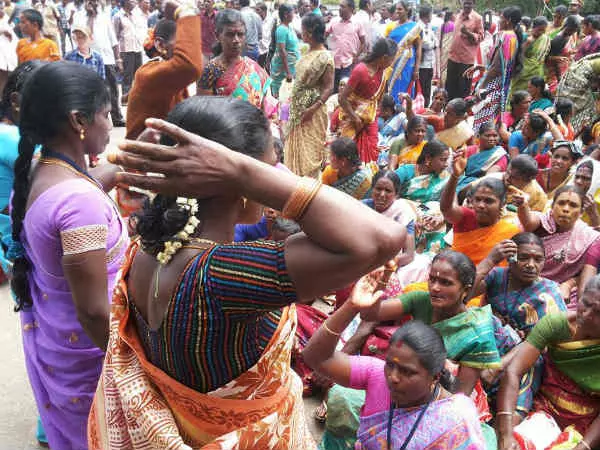 രാഷ്ട്രീയത്തില് എന്തു ശത്രുത; പെണ്പിളെ ഒരുമെ നേതാക്കള് പല മുന്നണികളില് രാഷ്ട്രീയത്തില് എന്തു ശത്രുത; പെണ്പിളെ ഒരുമെ നേതാക്കള് പല മുന്നണികളില്