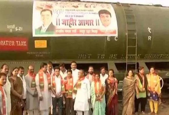 വരള്ച്ചക്കാശ്വാസമായെത്തിയ ട്രെയിനില് അവകാശവാദവുമായി ബി.ജെ.പി വരള്ച്ചക്കാശ്വാസമായെത്തിയ ട്രെയിനില് അവകാശവാദവുമായി ബി.ജെ.പി