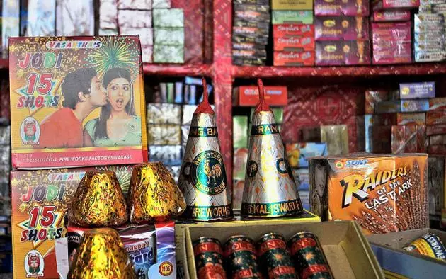 വിഷു പടിവാതിക്കല്; പടക്ക വിപണി സജീവം വിഷു പടിവാതിക്കല്; പടക്ക വിപണി സജീവം