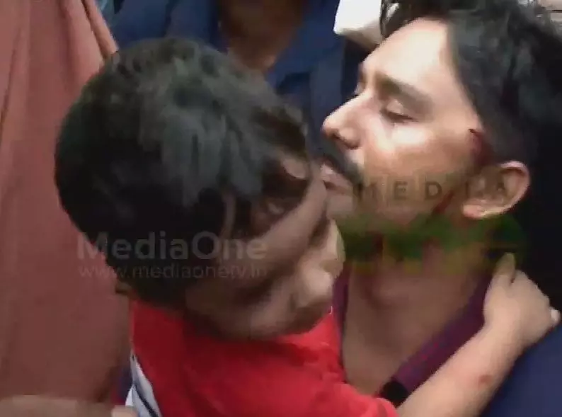 ഇനിയും ഞെട്ടല്മാറാതെ, കുടിവെള്ളം പോലുമില്ലാതെ പരവൂരിലെ ജനങ്ങള് ഇനിയും ഞെട്ടല്മാറാതെ, കുടിവെള്ളം പോലുമില്ലാതെ പരവൂരിലെ ജനങ്ങള്