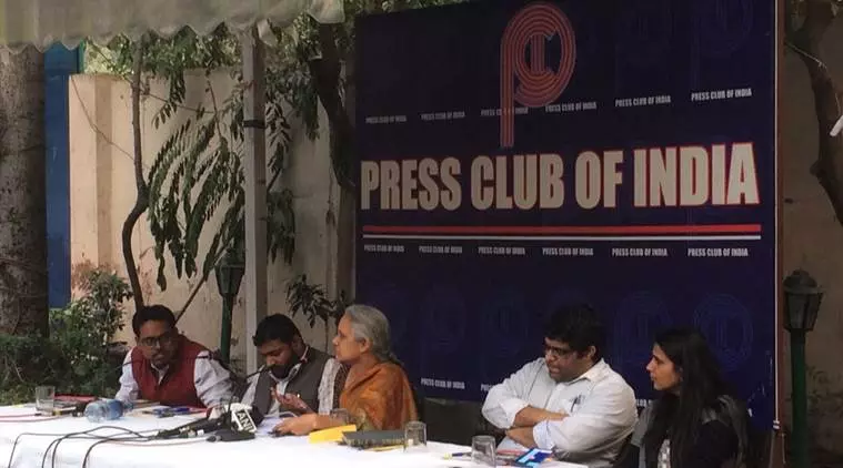 ഭോപ്പാലില് സിമി തടവുകാര് കൊന്നു എന്ന് ആരോപിക്കപ്പെടുന്ന വാര്ഡന്റെ കുടുംബത്തിന് ഭീഷണി ഭോപ്പാലില് സിമി തടവുകാര് കൊന്നു എന്ന് ആരോപിക്കപ്പെടുന്ന വാര്ഡന്റെ കുടുംബത്തിന് ഭീഷണി