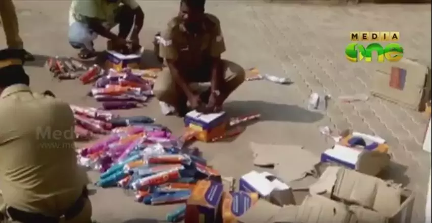 കളമശ്ശേരിയില് യുഡിഎഫിന്റെ കുടവിതരണം ഇലക്ഷന് കമ്മീഷന് സ്ക്വാഡ് തടഞ്ഞു കളമശ്ശേരിയില് യുഡിഎഫിന്റെ കുടവിതരണം ഇലക്ഷന് കമ്മീഷന് സ്ക്വാഡ് തടഞ്ഞു