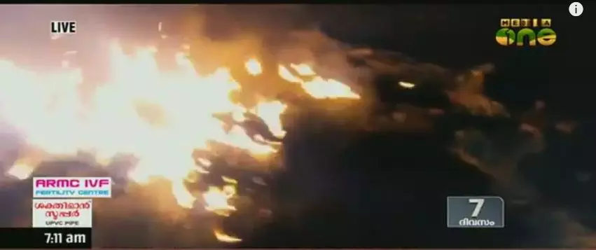 പിണറായിയുടെ ഫ്ലക്സ് ബോര്ഡ് തീവെച്ച് നശിപ്പിച്ചു പിണറായിയുടെ ഫ്ലക്സ് ബോര്ഡ് തീവെച്ച് നശിപ്പിച്ചു