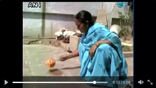 ചൂട് പരിധി വിട്ടു, വെറും നിലത്ത് ഓംലറ്റുണ്ടാക്കുന്ന വീഡിയോ ചൂട് പരിധി വിട്ടു, വെറും നിലത്ത് ഓംലറ്റുണ്ടാക്കുന്ന വീഡിയോ