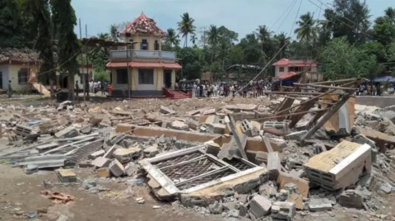 വെടിക്കെട്ടപകടം: കരാറുകാരനെ വീട്ടിലെത്തിച്ച് തെളിവെടുപ്പ് നടത്തി വെടിക്കെട്ടപകടം: കരാറുകാരനെ വീട്ടിലെത്തിച്ച് തെളിവെടുപ്പ് നടത്തി