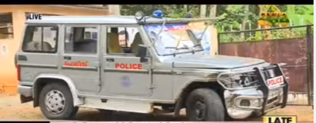 നാട്ടുകാരുടെ പ്രതിഷേധത്തിനിടെ പൊലീസ് വാഹനമിടിച്ച് യുവാവിന് പരിക്ക്