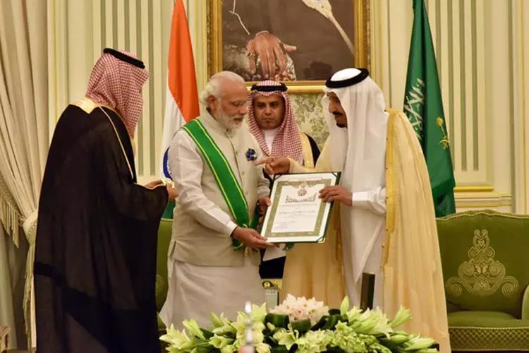 മോദിക്ക് സൌദിയില് ഊഷ്മള സ്വീകരണം മോദിക്ക് സൌദിയില് ഊഷ്മള സ്വീകരണം